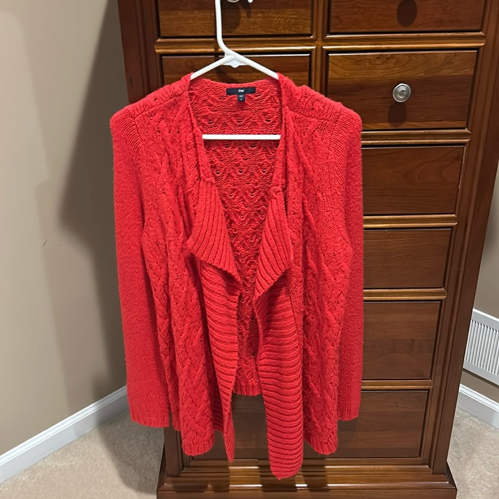 Gap women’s sweater, red/dark reddish pink, size large, 67% acrylic, 33% nylon